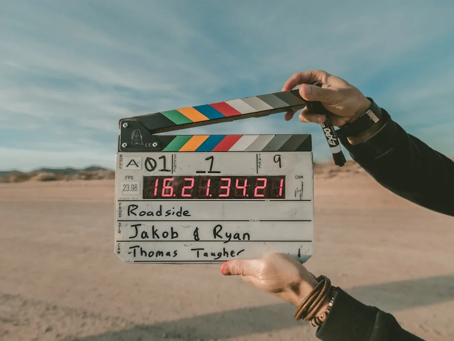 Filmová klapka před otevřeným prostorem připraveným pro natáčení